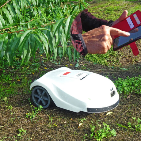 年齢による体力の衰えをロボット草刈機が補う「草刈りをしなくても良い